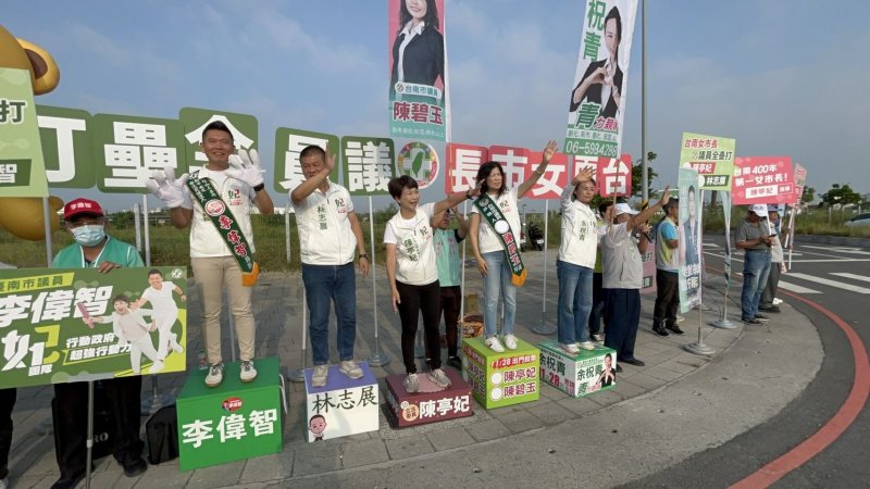 陳亭妃偕南科區議員站路口　展現聯合競選整合力量　力拚民進黨議員席次過半